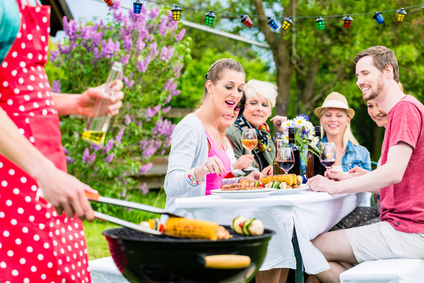 Junge Leute beim Grillen